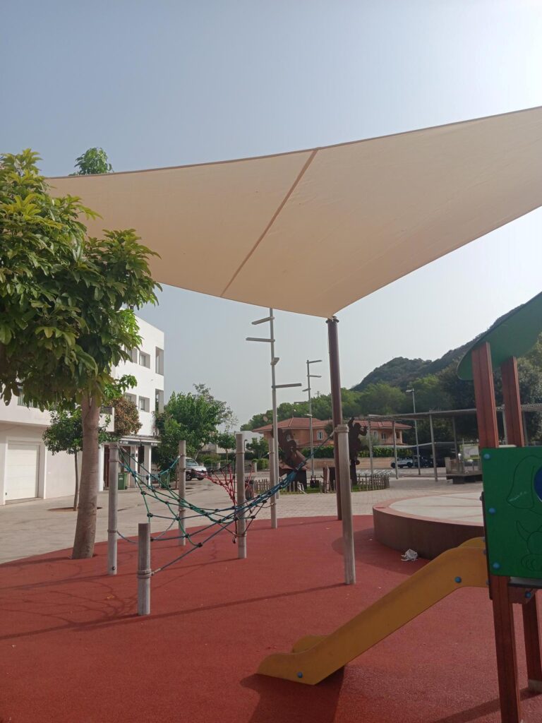 Adquisició i instal·lació d’unes veles per donar ombra al parc infantil de la Plaça Nova de Sant Lluís