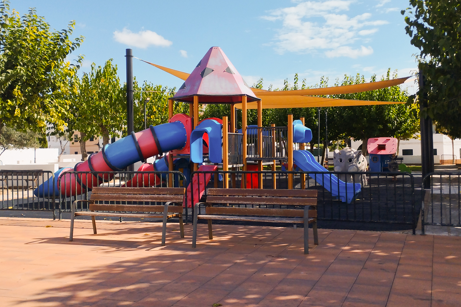 Adquisició i instal·lació d’unes veles per donar ombra al parc infantil de la Plaça Nova de Sant Lluís