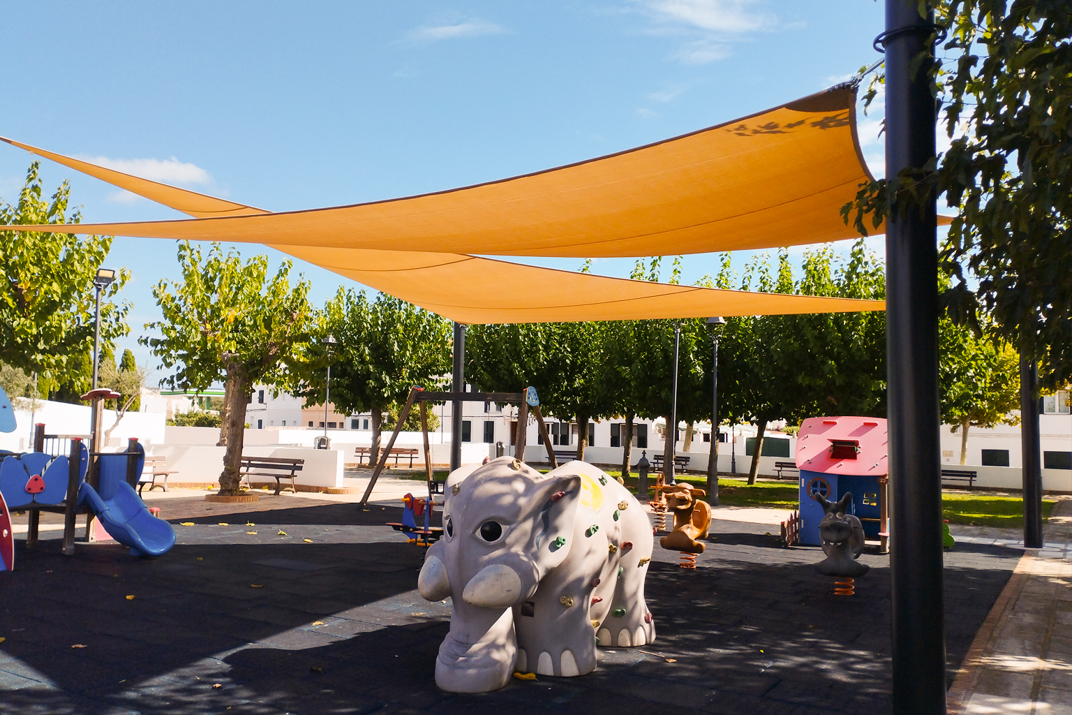 Adquisició i instal·lació d’unes veles per donar ombra al parc infantil de la Plaça Nova de Sant Lluís