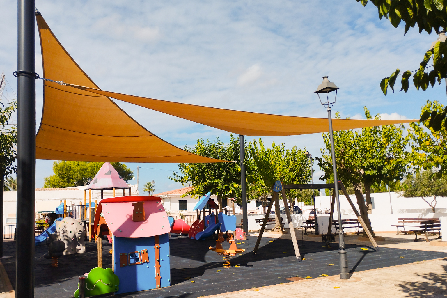 Adquisició i instal·lació d’unes veles per donar ombra al parc infantil de la Plaça Nova de Sant Lluís