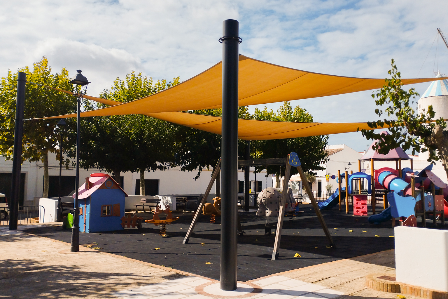 Adquisició i instal·lació d’unes veles per donar ombra al parc infantil de la Plaça Nova de Sant Lluís